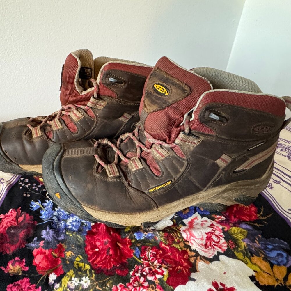 Keen Hiking Boots Sz 9